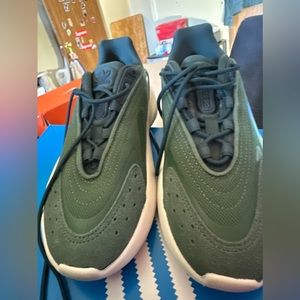 NWOB Adidas Originals Shoes OZELIA J - Shadow Green Oxide YOUTH size 4.5 HP3255